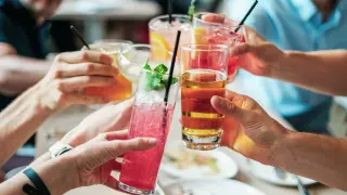 El riesgo de obesidad y síndrome metabólico aumenta en proporción al consumo de alcohol cuando los adultos hombres y mujeres beben más de la mitad de una bebida estándar por día.
