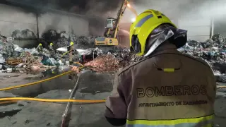 Incendio esta madrugada en una fábrica de Malpica (Zaragoza).
