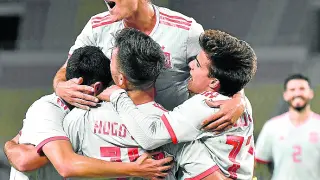 Los jóvenes futbolistas españoles celebran el gol de la victoria.
