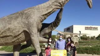 Fernando Díaz Rouco y su familia, ganadores del premio ‘Pasaporte Dinópolis’, dotado con 1.000 euros.