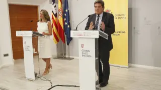 Los ministros José Luis Escrivá y Yolanda Díaz este viernes en Palma de Mallorca.