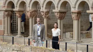 Los Reyes, don Felipe y doña Letizia, durante la visita que realizaron a San Juan de la Peña y Jaca el pasado julio.