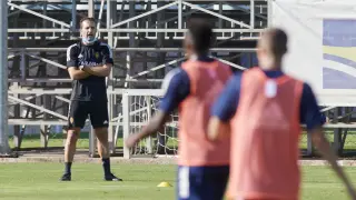 Rubén Baraja da órdenes en voz alta al equipo durante el entrenamiento táctico de este domingo en la Ciudad Deportiva.