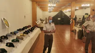 Exposición de gorras, boinas y cascos de las Fuerzas Armadas en Jaca