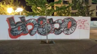 Grafiti que realizaba el denunciado en la plaza de las Miguelas cuando fue sorprendido.