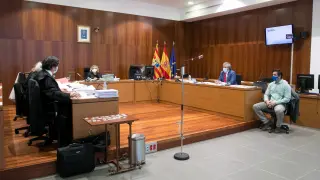 La Audiencia de Zaragoza acoge desde este lunes la repetición del juicio contra Rodrigo Lanza (derecha), procesado por la muerte de Víctor Laínez.