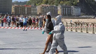 La mujer es detenida por agentes de la Policía vasca en San Sebastián, este lunes.
