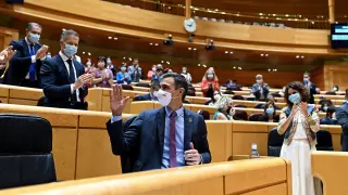 Pedro Sánchez recibe el aplauso de la bancada socialista tras comparecer en el Senado para informar sobre la evolución y gestión de la pandemia.