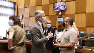 El alcalde, Jorge Azcón, conversa con Alberto Cubero (ZEC) con Lola Ranera (PSOE) a su espalda.