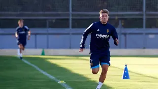 Guti, en plena carrera durante una fase física del entrenamiento del Real Zaragoza.