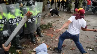 A riot police officer kicks a tear gas canister during clashes with protesters after a man, who was detained for violating social distancing rules, died from being repeatedly shocked with a stun gun by officers, according to authorities, in Bogota, Colombia September 9, 2020. REUTERS/Luisa Gonzalez [[[REUTERS VOCENTO]]] COLOMBIA-POLICE/