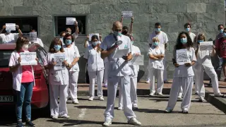 Concentración de celadores a las puertas del hospital Miguel Servet.