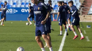 Carlos Vigaray, ayer, durante el entrenamiento del Real Zaragoza en La Romareda.