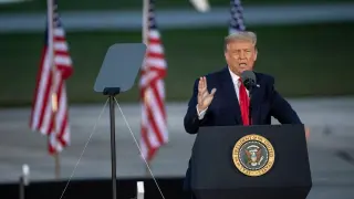 Trump, durante un discurso este jueves en el aeropuerto de Michigan.