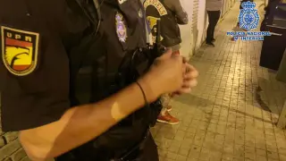 Un momento de la intervención policial, en la calle Emilio Ostalé Tudela del Oliver.