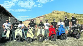 Participantes de la I Ruta de scooters clásicos Scooteruel