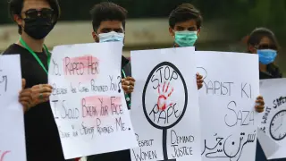 Un grupo de activistas protesta por la violación en la ciudad paquistaní de Karachi.