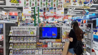 Una tienda en Japón donde se venden videojuegos de Super Mario del 35 aniversario.