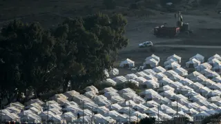 Vista del campamento temporal levantado en las instalaciones militares de Moria, en Grecia.