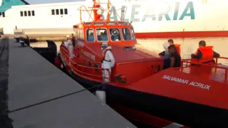 Los migrantes llegaron al puerto de Palma a bordo de una embarcación de Salvamento Marítimo.