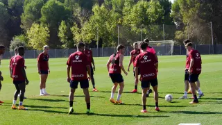 Los jugadores de la SD Huesca, durante el entrenamiento de este lunes en el Pirámide.