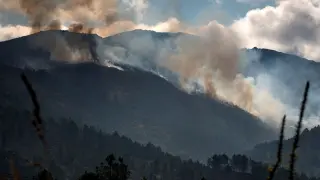 Continúa activo el incendio en Lobios, Orense