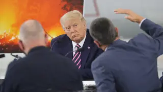 Donald Trump en el Parque McClellan afectado por el fuego