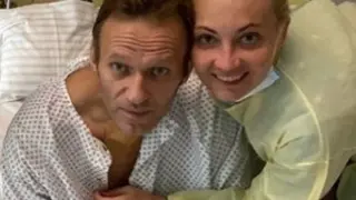 El dirigente opositor ruso Alexei Navalni con su mujer en el hospital