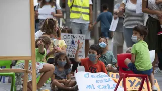 Los menores del Soledad Puértolas y sus familias se manifestaron en la plaza de España.