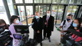Marcos García Montes y su hijo, abogados del padre biológico de Naiara, tras la elección del jurado.