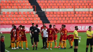 Rubén Baraja da órdenes al equipo en uno de las pausas de hidratación durante el partido de este miércoles en Tarragona.