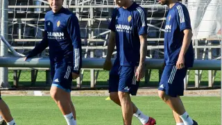 Guti, con Vigaray y Eguaras, transporta una portería portátil en un entrenamiento del pasado fin de semana con el Real Zaragoza.
