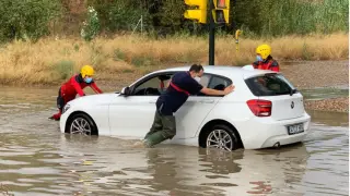 Bomberos rescatan un vehículo atrapado por la tromba de agua en Zaragoza