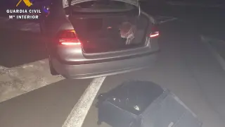 La marihuana iba oculta en el coche en el interior de unas maletas.