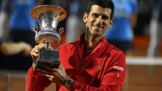El serbio Novak Djokovic, número 1 del mundo, se convirtió este lunes, tras doblegar al argentino Diego Schwartzman por 7-5 y 6-3 en la final del torneo de Roma, en el jugador con más títulos Masters 1.000 (36), uno más que el español Rafa Nadal.