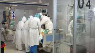 Médicos atienden a un paciente en un hospital