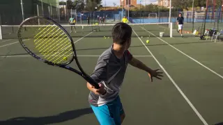 Clase de tenis este jueves en el Club Deportivo Santiago, en Zaragoza.