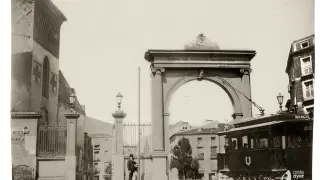 Puerta del Duque de la Victoria. 1904. Autor: Silvestre Hernández Gil. Archivo Hernández-Aznar