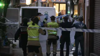 Levantamiento del cadáver encontrado en un trastero en la calle Corona de Aragón de Zaragoza