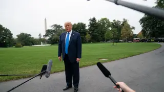 Trump habla con los medios en los jardines de la Casa Blanca antes de partir hacia Carolina del Norte.