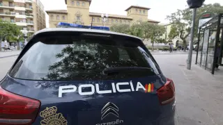 Un coche patrulla de la Policía Nacional en Huesca.