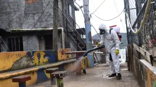 Labores de desinfección en la favela de Santa Marta, al sur de Brasil.
