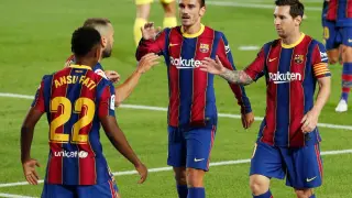 Ansu Fati celebra su primer gol con Jordi Alba, Griezmann y Leo Messi.