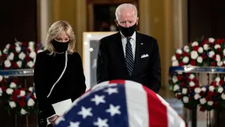 Biden y su mujer en la ceremonia de despedida a la jueza Ginsburg.