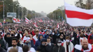 Miles de personas en la manifestación opositora en Minsk, este domingo.
