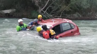 Una de las prácticas de rescate en aguas bravas.