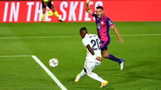 Vinicius golpea para marcar el gol de la victoria del Real Madrid ante el Valladolid