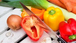 Picar las verduras en pequeños trozos