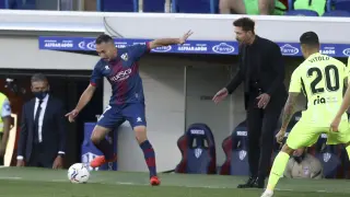 Ferreiro controla la pelota ante la mirada del Cholo Simeone.
