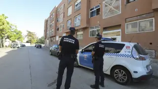 Una patrulla de la Policía Local de Huesca vigila a una familia para que cumpla con la cuarentena por estar afectados por la covid-19 en la calle Ronda de Isuela, por orden judicial.